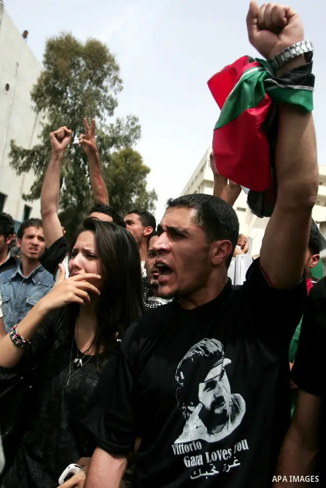 Palestinians react after the coffin of Italian activist Vittorio Arrigoni was removed from al-Shifa hospital in Gaza City April 18, 2011. Friends of the Italian activist Arrigoni arrived in Gaza to escort his body to Ita...