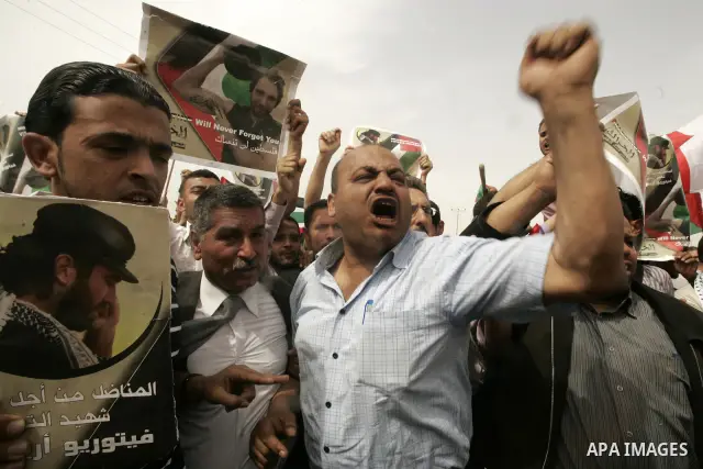 Palestinians and foreigners mourn during the "state funeral" of Italian activist Vittorio Arrigoni in Rafah, southern Gaza Strip, on April 18, 2011 before the transferring of his body to Egypt via the Rafah border crossi...
