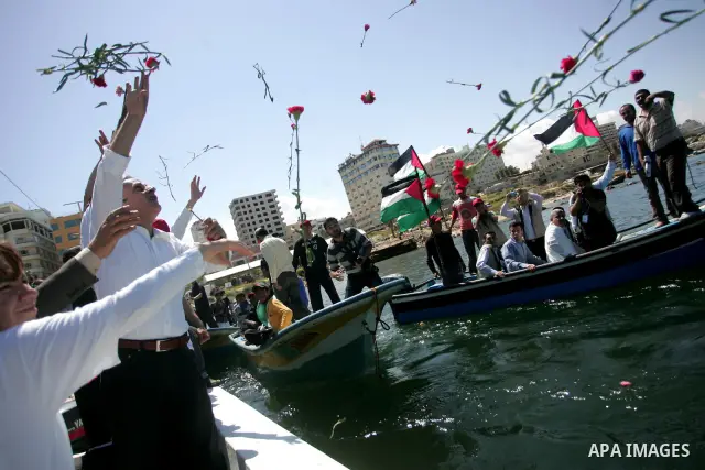 Palestinian and foreign activists protest against the kidnapping and killing of Italian human rights activist Vittorio Arrigoni by a Salafist group of radical Islamist at the port in Gaza City, on April 20, 2011, a day a...