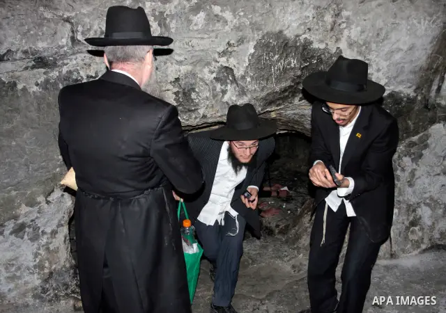 Jewish settlers visit the tomb of Othniel, son of Kenaz in Hebron in the occupied West Bank on April 20, 2011.The Israeli army imposed a temporary curfew on Palestinians in the city centre to allow Jewish settlers to vis...