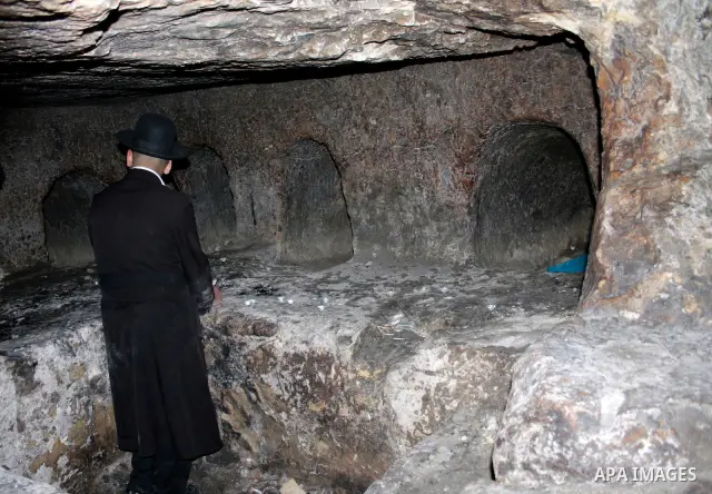 Jewish settlers visit the tomb of Othniel, son of Kenaz in Hebron in the occupied West Bank on April 20, 2011.The Israeli army imposed a temporary curfew on Palestinians in the city centre to allow Jewish settlers to vis...
