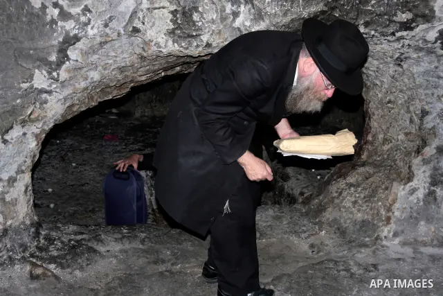 Jewish settlers visit the tomb of Othniel, son of Kenaz in Hebron in the occupied West Bank on April 20, 2011.The Israeli army imposed a temporary curfew on Palestinians in the city centre to allow Jewish settlers to vis...