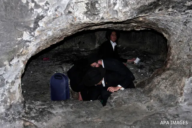 Jewish settlers visit the tomb of Othniel, son of Kenaz in Hebron in the occupied West Bank on April 20, 2011.The Israeli army imposed a temporary curfew on Palestinians in the city centre to allow Jewish settlers to vis...