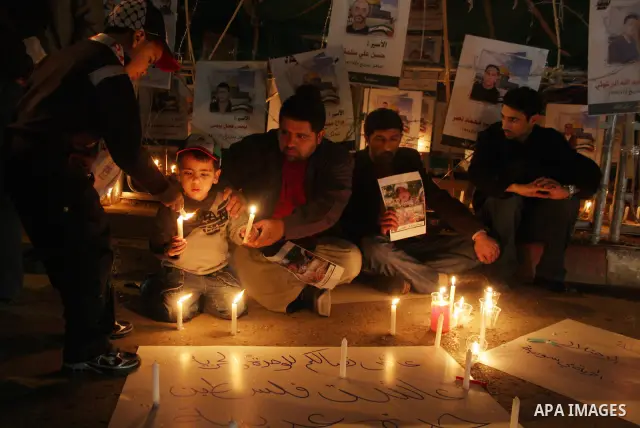 Palestinian lighting the candles in solidarity with the Syrian people in the West Bank city of Ramallah April 23, 2011. Photo by Issam Rimawi