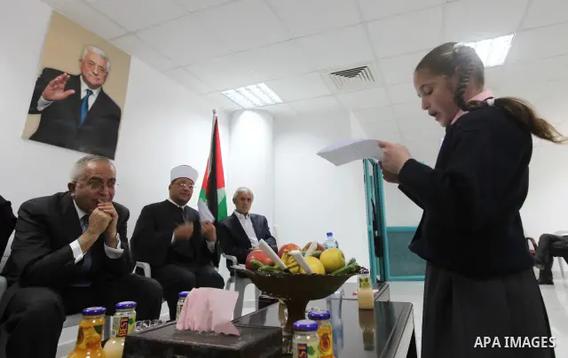 Palestinian Prime Minister, Salam Fayyad visits the Islamic Charity Association in the West Bank city of Hebron on April 24, 2011. Photo by Mustafa Abu Dayeh