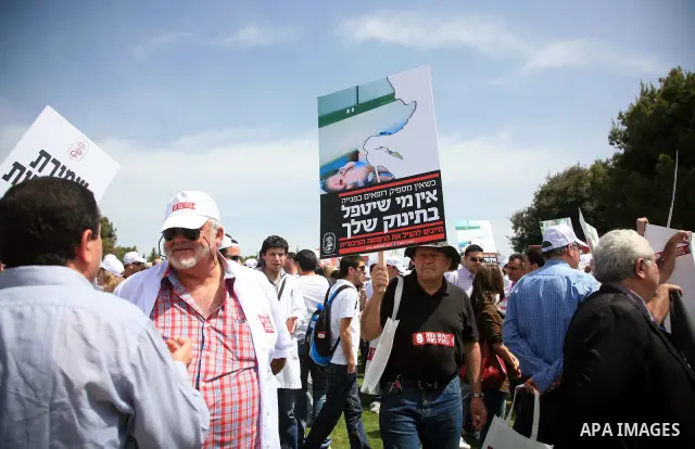Doctors and medical students from all over Israel protest outside the Knesset in Jerusalem on April 27,2011 against the poor terms of their employment. Due to their strike surgeries that are not urgent will not be perfor...