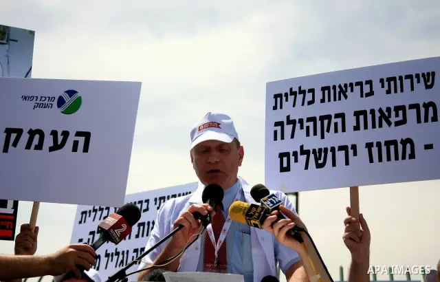Doctors and medical students from all over Israel protest outside the Knesset in Jerusalem on April 27,2011 against the poor terms of their employment. Due to their strike surgeries that are not urgent will not be perfor...