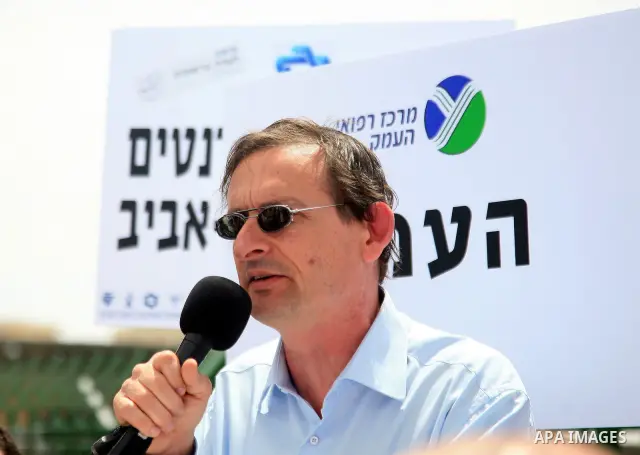 Doctors and medical students from all over Israel protest outside the Knesset in Jerusalem on April 27,2011 against the poor terms of their employment. Due to their strike surgeries that are not urgent will not be perfor...