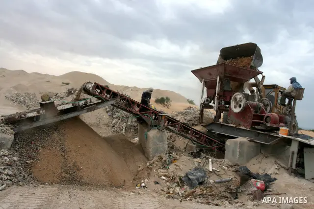Palestinian workers smash large stones into small gravels to be used for building houses on April 28, 2011 in the southern Gaza Strip city of Khan Younis, as the coastal Palestinian territory continues to lack most const...