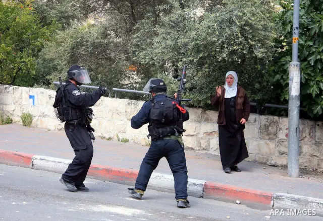 A Palestinian woman argue with Israeli soldiers standing guard during clashes in the flashpoint east Jerusalem neighbourhood of Silwan on April 29, 2011.. Photo by Sliman Khader