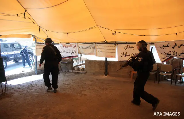 Israeli soldiers attack the protest tent in the mostly Arab neighbourhood of Silwan in east Jerusalem on April 29, 2010. Photo by Sliman Khader