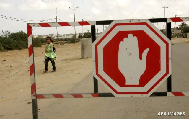 Palestinian Hamas security forces chat with a driver at the Rafah border crossing between Egypt and the southern Gaza Strip town of Rafah on April 30, 2011, a day after Egypt said it will permanently open the Rafah borde...