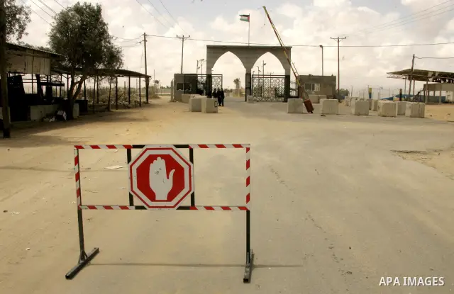 Palestinian Hamas security forces chat with a driver at the Rafah border crossing between Egypt and the southern Gaza Strip town of Rafah on April 30, 2011, a day after Egypt said it will permanently open the Rafah borde...