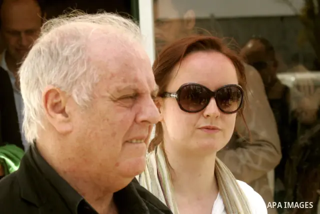 Israeli conductor Daniel Barenboim arrives to the Gaza Strip at the Rafah border terminal between Egypt and the Palestinian coastal strip on May 03, 2011 before his "peace concert" which marks the first time that Barenbo...