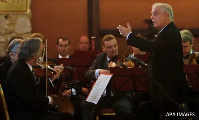 Israeli Maestro Daniel Barenboim, UN Messenger of Peace, conducts the Orchestra for Gaza, a mixed orchestra of European musicians, during concert at the Al Mathaf Cultural House in Gaza City, Tuesday, May, 3, 2011. Baren...