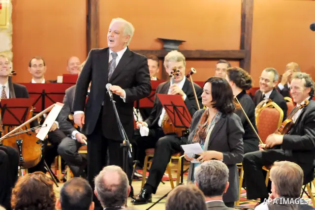 Israeli Maestro Daniel Barenboim, UN Messenger of Peace, conducts the Orchestra for Gaza, a mixed orchestra of European musicians, during concert at the Al Mathaf Cultural House in Gaza City, Tuesday, May, 3, 2011. Baren...