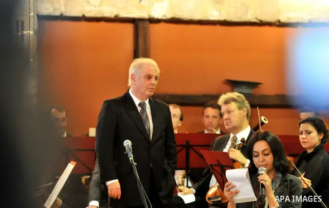 Israeli Maestro Daniel Barenboim, UN Messenger of Peace, conducts the Orchestra for Gaza, a mixed orchestra of European musicians, during concert at the Al Mathaf Cultural House in Gaza City, Tuesday, May, 3, 2011. Baren...