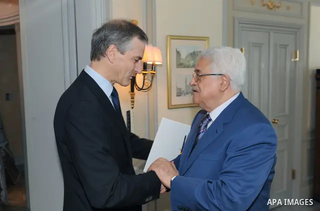 Palestinian President Mahmud Abbas meets with the Minister for Foreign Affairs of Norway on May 6, 2011 in Berlin. Photo by Thaer Ganaim