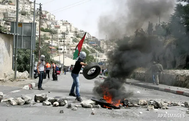 Palestinian youths prepare to hurl stones toward Israeli soldiers during clashes in the flashpoint east Jerusalem neighbourhood of Silwan on May 6,2011. Photo by Mahfouz Abu Turk
