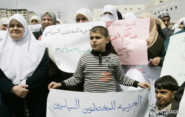 Palestinian women hamas holds a portrait of her relative who is held in jail in Jneid Prison ,during a demonstration in the West Bank city of Nablus for the release of Hamas prisoners from Palestinian jails. Saturday, Ma...