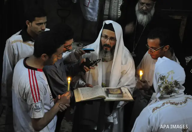 Egyptians Christian react at the damaged Virgin Mary church in the popular area of Imbaba in the Egyptian capital of Cairo on May 8, 2011, after overnight clashes between Muslims and Christians which left 10 people dead...