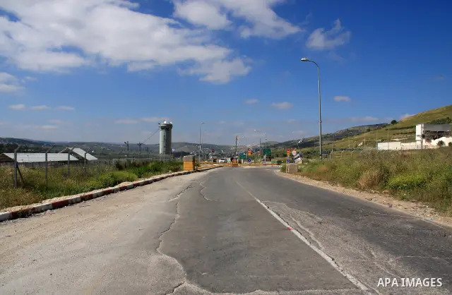 Israeli troops shut down al-Hamra checkpoint to prevent citizens from crossing to west Bank city of Nablus on May 10, 2011. Photo by Wagdi Eshtayah