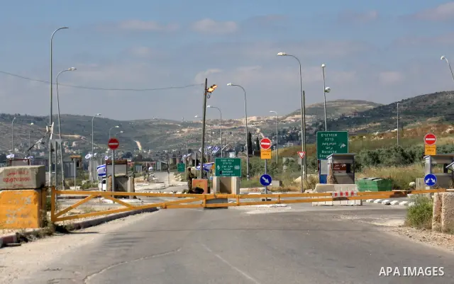 Israeli troops shut down al-Hamra checkpoint to prevent citizens from crossing to west Bank city of Nablus on May 10, 2011. Photo by Wagdi Eshtayah