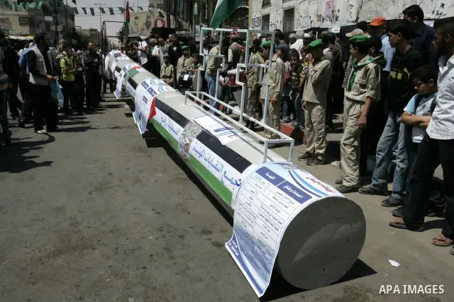 Palestinians gather around a giant key symbolising the keys to houses left by Palestinians in 1948 in the preparation to mark the 62nd anniversary of the "Nakba", Arabic for catastrophe, in the southern Gaza Strip town o...