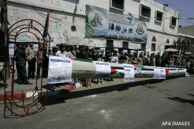 Palestinians gather around a giant key symbolising the keys to houses left by Palestinians in 1948 in the preparation to mark the 62nd anniversary of the "Nakba", Arabic for catastrophe, in the southern Gaza Strip town o...