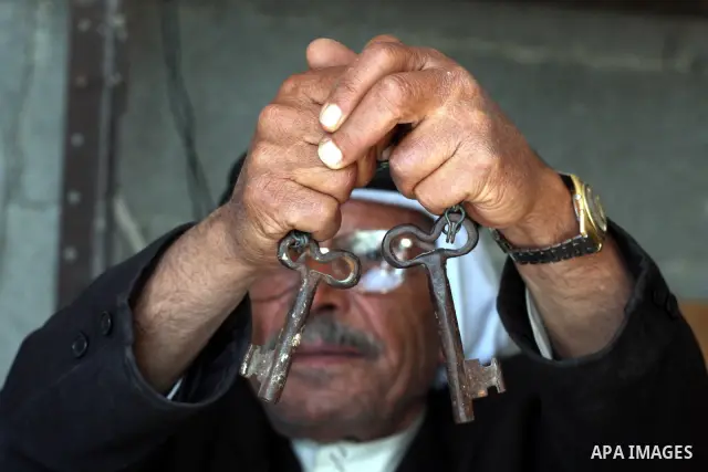 A Palestinian man holds old iron keys symbolizing the homes people lost in 1948 when the Jewish state of Israel was created, on May 11, 201 in the West Bank Qalandia refugee camp near Jerusalem, during a preparation to m...