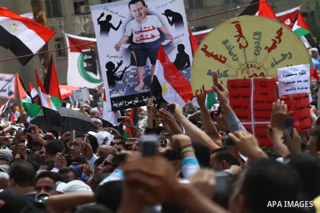 Egyptian demonstrators wave Palestinian flags and Egyptian flags during a rally at Cairo's Tahrir Square on May 13, 2011 during a protest calling for national unity after attacks on Egyptian churches, and solidarity with...