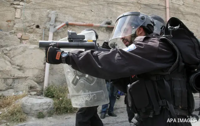 Israeli border policeman takes aim with a teargas grenade launcher in the East Jerusalem neighborhood of A-Tur, on 13 May 2011. Riots broke out in several flashpoints in East Jerusalem following the Friday Prayers. follo...