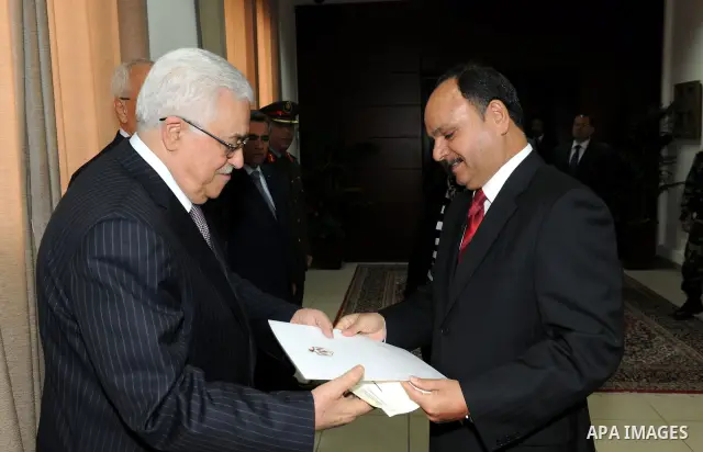 Palestinian President Mahmoud Abbas (Abu Mazen) points the new Jordanian ambassador to the Palestinian National Authority, Awad Sarhan in the West Bank city of Ramallah on May 14, 2011. Photo by Thaer Ganaim