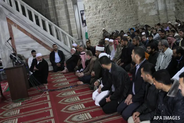 Palestinian Muslim worshipers perform fajr prayer in Gaza City on May 15,2011. Palestinian Prime Minister in Gaza, Ismail Haneiyah, lead the prayer on the anniversary of Nakba, 63, "catastrophe" and speaks a speech on th...