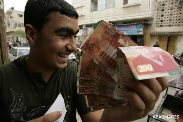 Palestinian employees receive their salaries for the month of May through ATMs banks in Rafah in the southern Gaza Strip on May 17, 2011, Where Palestinian Authority delayed to pay salaries for this month after Israel ba...