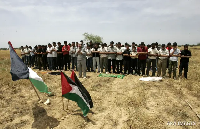 Palestinians pray during a protest near the town of Khan Yunis, close to the border between Israel and the southern Gaza Strip, on May 20, 2011. Photo by Abed Rahim Khatib
