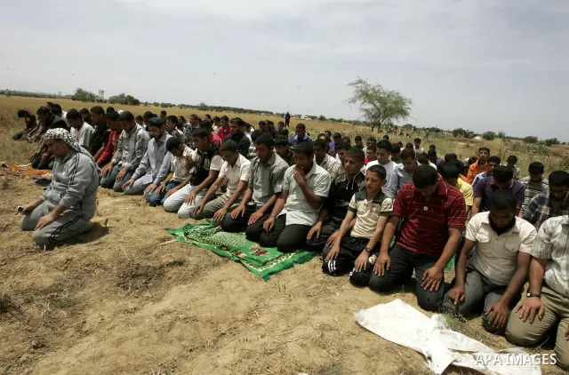Palestinians pray during a protest near the town of Khan Yunis, close to the border between Israel and the southern Gaza Strip, on May 20, 2011. Photo by Abed Rahim Khatib