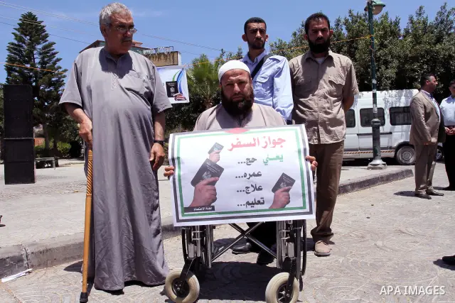 Palestinian protesters hold banners during effectiveness to prevent them from obtaining passports by Ramallah, in Gaza city on May 21, 2011. Palestinians condemn it , and raise slogans against the political partisanship...