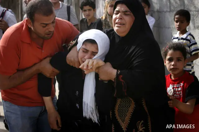 Palestinian relatives of Ibraheem Farajallah mourn during his funeral at the Nuseirat refugee camp in the central Gaza Strip May 21, 2011. Israeli troops shot dead a Palestinian spotted approaching its boundary fence wit...
