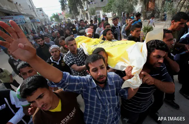 Palestinians carry the body of Ibraheem Farajallah during his funeral at the Nuseirat refugee camp in the central Gaza Strip May 21, 2011. Israeli troops shot dead a Palestinian spotted approaching its boundary fence wit...