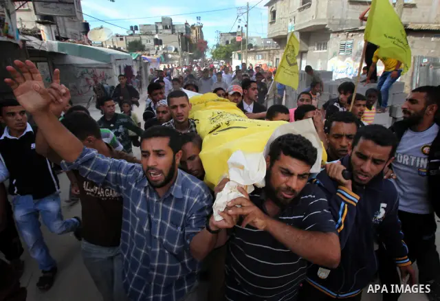 Palestinians carry the body of Ibraheem Farajallah during his funeral at the Nuseirat refugee camp in the central Gaza Strip May 21, 2011. Israeli troops shot dead a Palestinian spotted approaching its boundary fence wit...
