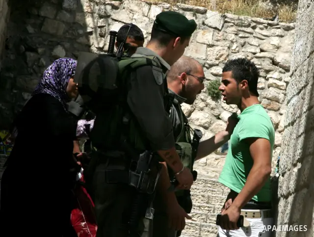 A Palestinian youth scuffles with Israeli border policemen in Jerusalem's old city on May 22,2011. Israeli Prime Minister Benjamin Netanyahu, trying to defuse reports of a crisis with the US over his rejection of Preside...