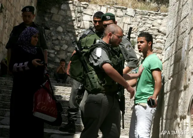 A Palestinian youth scuffles with Israeli border policemen in Jerusalem's old city on May 22,2011. Israeli Prime Minister Benjamin Netanyahu, trying to defuse reports of a crisis with the US over his rejection of Preside...