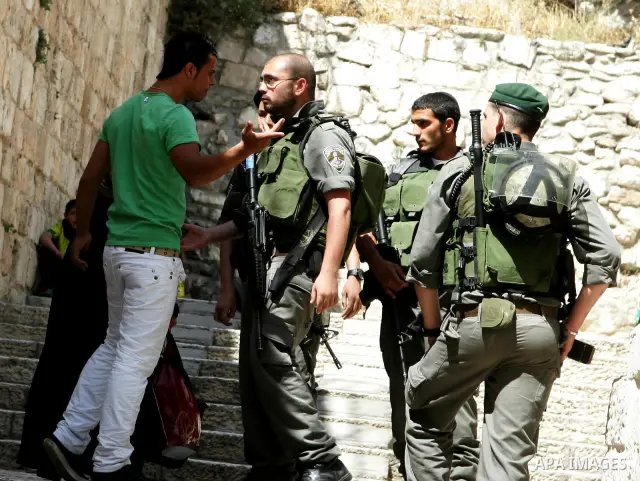 A Palestinian youth scuffles with Israeli border policemen in Jerusalem's old city on May 22,2011. Israeli Prime Minister Benjamin Netanyahu, trying to defuse reports of a crisis with the US over his rejection of Preside...