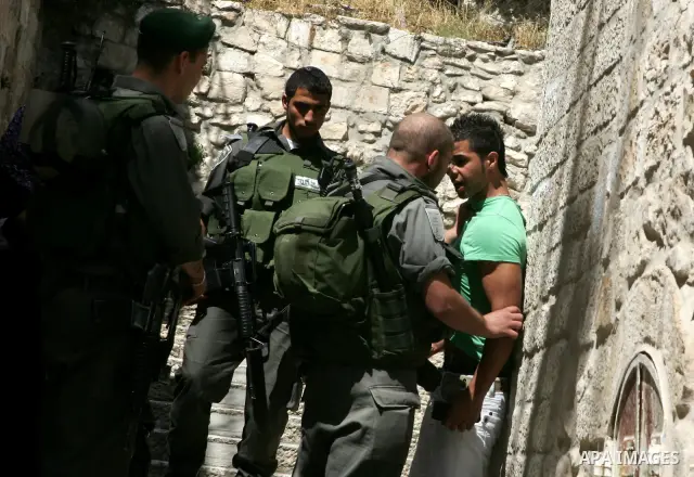 A Palestinian youth scuffles with Israeli border policemen in Jerusalem's old city on May 22,2011. Israeli Prime Minister Benjamin Netanyahu, trying to defuse reports of a crisis with the US over his rejection of Preside...