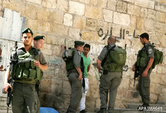 A Palestinian youth scuffles with Israeli border policemen in Jerusalem's old city on May 22,2011. Israeli Prime Minister Benjamin Netanyahu, trying to defuse reports of a crisis with the US over his rejection of Preside...