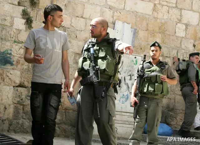 A Palestinian youth scuffles with Israeli border policemen in Jerusalem's old city on May 22,2011. Israeli Prime Minister Benjamin Netanyahu, trying to defuse reports of a crisis with the US over his rejection of Preside...