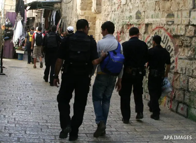 A Palestinian youth is arrested by Israeli border policemen in Jerusalem's old city on May 22,2011. Israeli Prime Minister Benjamin Netanyahu, trying to defuse reports of a crisis with the US over his rejection of Presid...