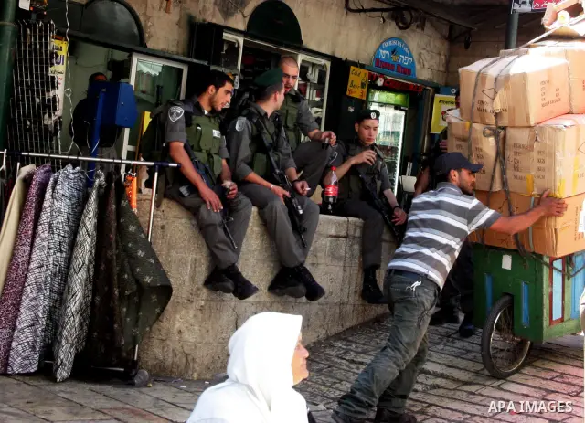 Israeli border policemen stand guard at the main market in Jerusalem's old city on May 22,2011. Israeli Prime Minister Benjamin Netanyahu, trying to defuse reports of a crisis with the US over his rejection of President...