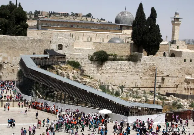 Israelis and tourists pray at the Western Wall in Jerusalem's old city on May 24, 2011. Israeli Prime Minister Benjamin Netanyahu told AIPAC that "only Israel can be trusted to ensure freedom for all faiths" in Jerusalem...